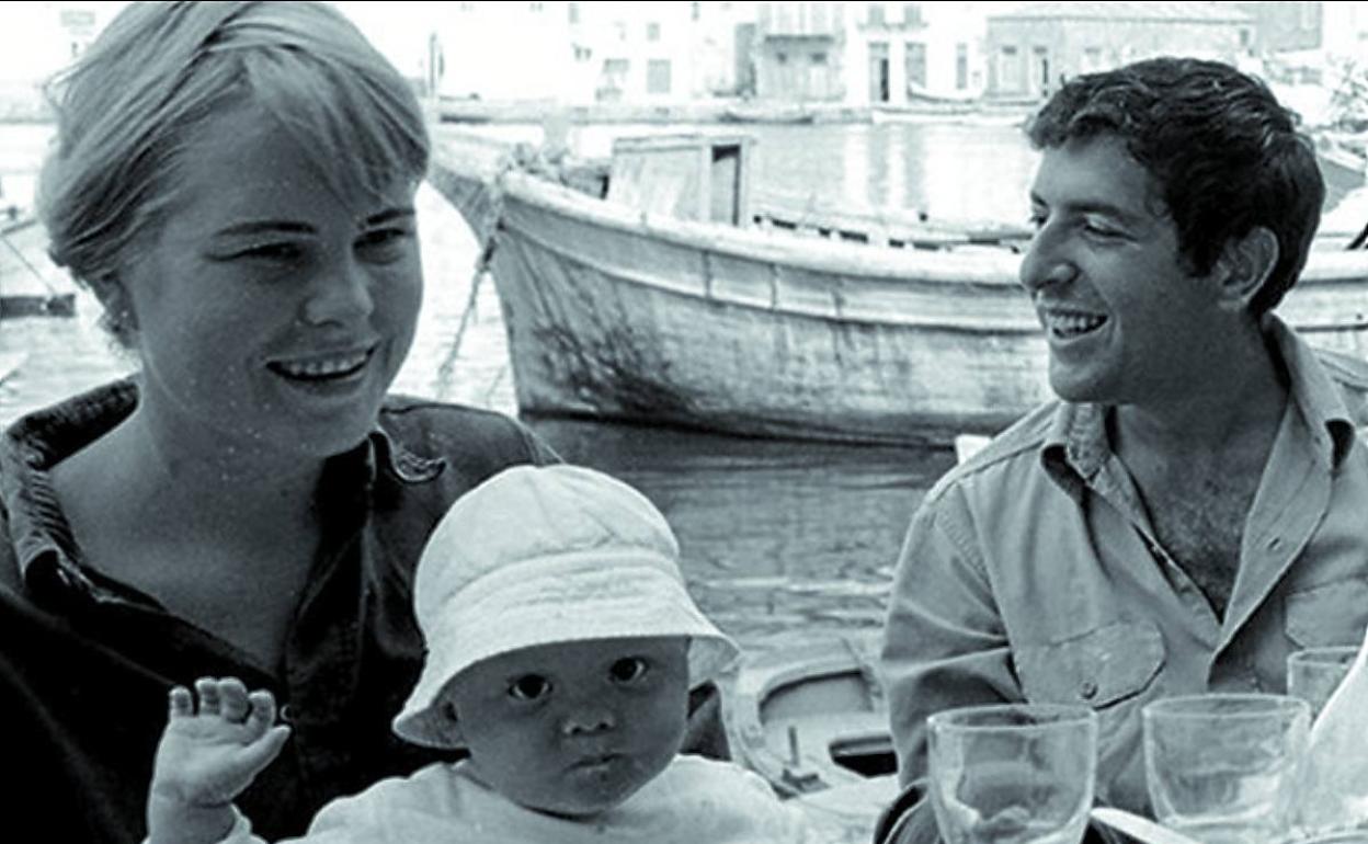 Marianne Ihlen, su hijo Axel y Leonard Cohen, en los días felices en la isla de Hydra.