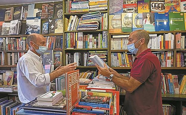Los hermanos Santi y Andoni Azurmendi ordenando libros en Donosti antes de la reapertura. 