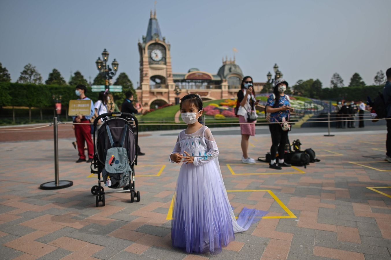 El parque temático de Disneylandia de Shanghái en China ha vuelto a abrir sus puertas. Sus visitantes, eso sí, tienen que llevar mascarillas y respetar las distancias de seguridad. 