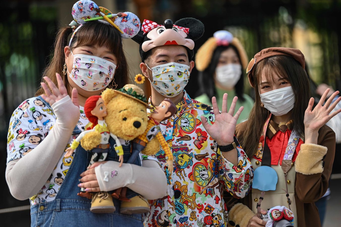El parque temático de Disneylandia de Shanghái en China ha vuelto a abrir sus puertas. Sus visitantes, eso sí, tienen que llevar mascarillas y respetar las distancias de seguridad. 