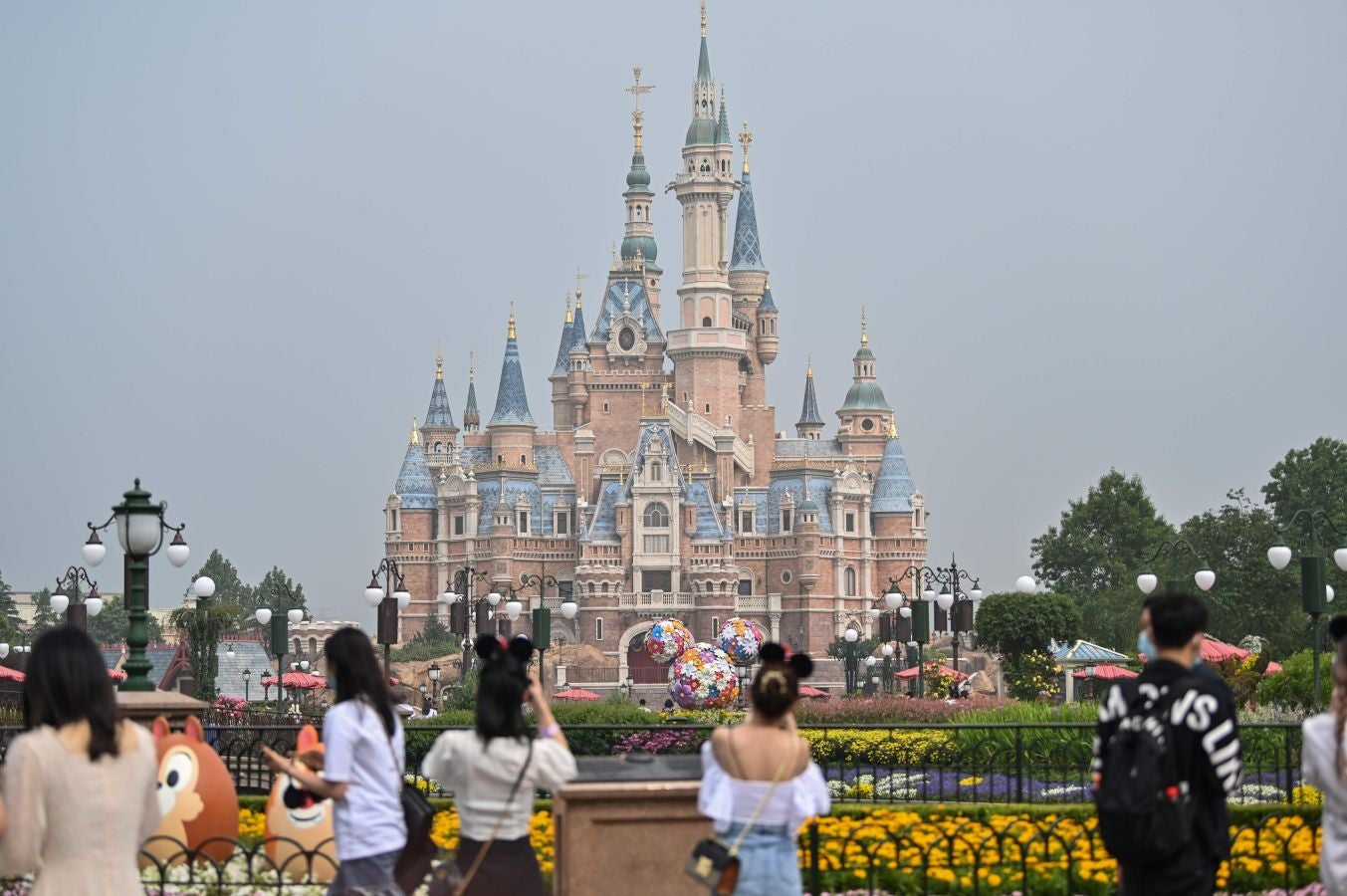 El parque temático de Disneylandia de Shanghái en China ha vuelto a abrir sus puertas. Sus visitantes, eso sí, tienen que llevar mascarillas y respetar las distancias de seguridad. 