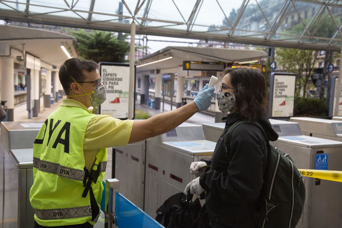 Desde hoy la DYA realizará controles de temperaturas a los usuarios de Euskotren. Esta mañana personal voluntario ha estado trabajando en la estación del Topo de Easo, en Donostia, donde han tomado la temperatura a los viajeros de forma siempre «voluntaria y aleatoria»