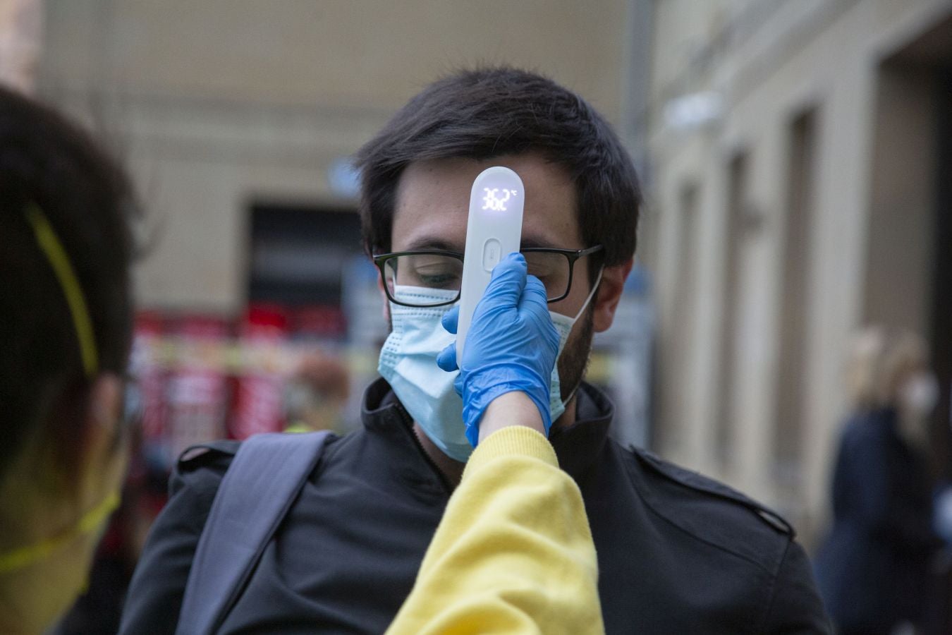 Desde hoy la DYA realizará controles de temperaturas a los usuarios de Euskotren. Esta mañana personal voluntario ha estado trabajando en la estación del Topo de Easo, en Donostia, donde han tomado la temperatura a los viajeros de forma siempre «voluntaria y aleatoria»