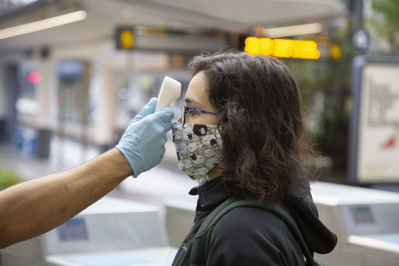 Desde hoy la DYA realizará controles de temperaturas a los usuarios de Euskotren. Esta mañana personal voluntario ha estado trabajando en la estación del Topo de Easo, en Donostia, donde han tomado la temperatura a los viajeros de forma siempre «voluntaria y aleatoria»