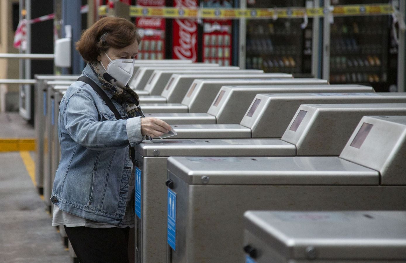 Desde hoy la DYA realizará controles de temperaturas a los usuarios de Euskotren. Esta mañana personal voluntario ha estado trabajando en la estación del Topo de Easo, en Donostia, donde han tomado la temperatura a los viajeros de forma siempre «voluntaria y aleatoria»
