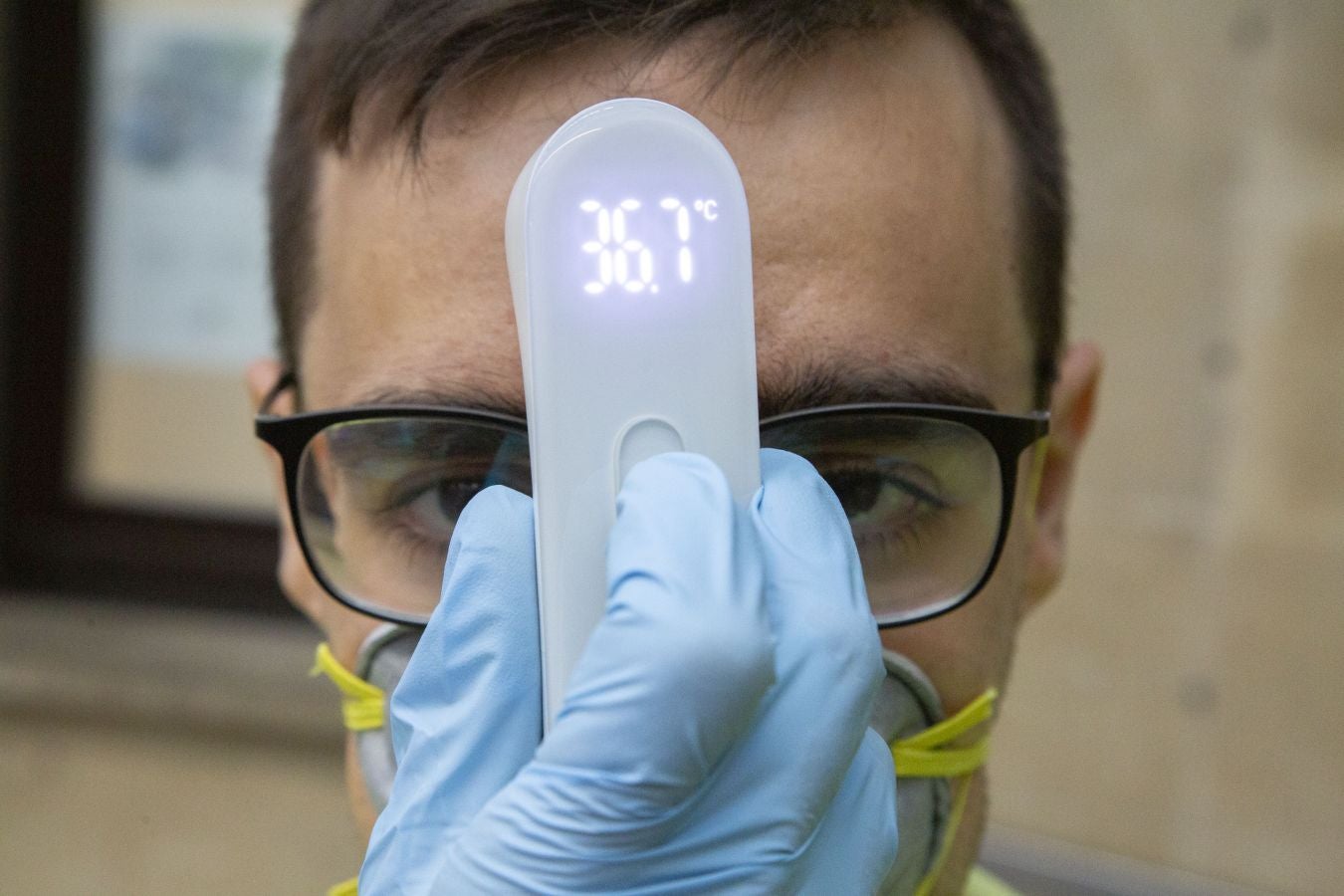 Desde hoy la DYA realizará controles de temperaturas a los usuarios de Euskotren. Esta mañana personal voluntario ha estado trabajando en la estación del Topo de Easo, en Donostia, donde han tomado la temperatura a los viajeros de forma siempre «voluntaria y aleatoria»