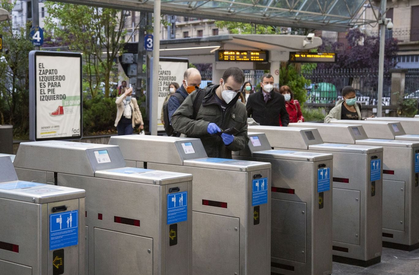 Desde hoy la DYA realizará controles de temperaturas a los usuarios de Euskotren. Esta mañana personal voluntario ha estado trabajando en la estación del Topo de Easo, en Donostia, donde han tomado la temperatura a los viajeros de forma siempre «voluntaria y aleatoria»