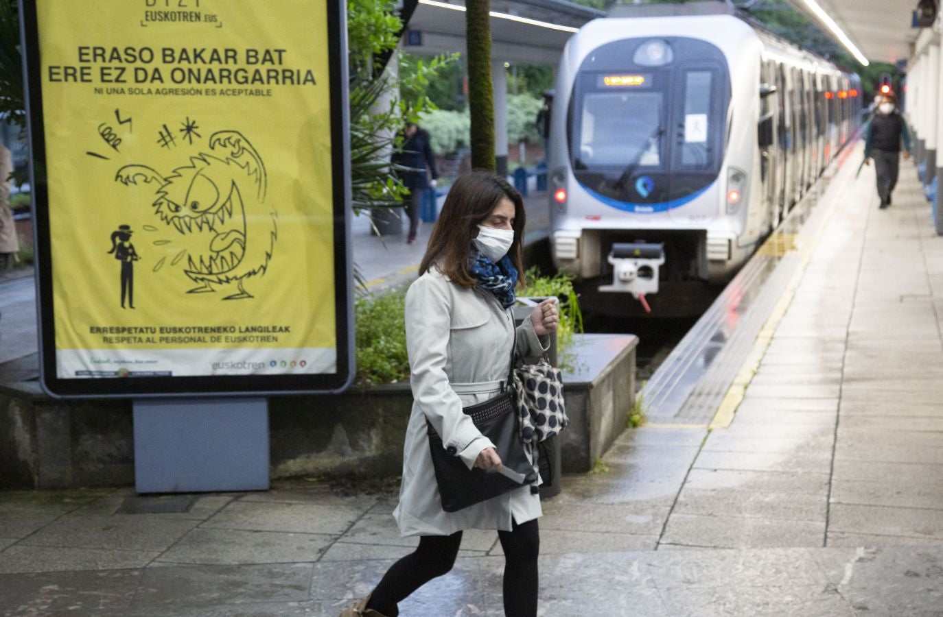 Desde hoy la DYA realizará controles de temperaturas a los usuarios de Euskotren. Esta mañana personal voluntario ha estado trabajando en la estación del Topo de Easo, en Donostia, donde han tomado la temperatura a los viajeros de forma siempre «voluntaria y aleatoria»