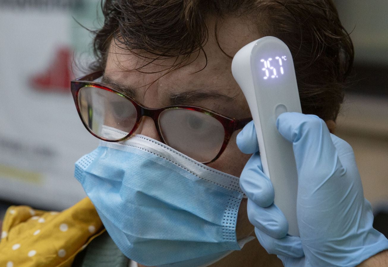 Desde hoy la DYA realizará controles de temperaturas a los usuarios de Euskotren. Esta mañana personal voluntario ha estado trabajando en la estación del Topo de Easo, en Donostia, donde han tomado la temperatura a los viajeros de forma siempre «voluntaria y aleatoria»