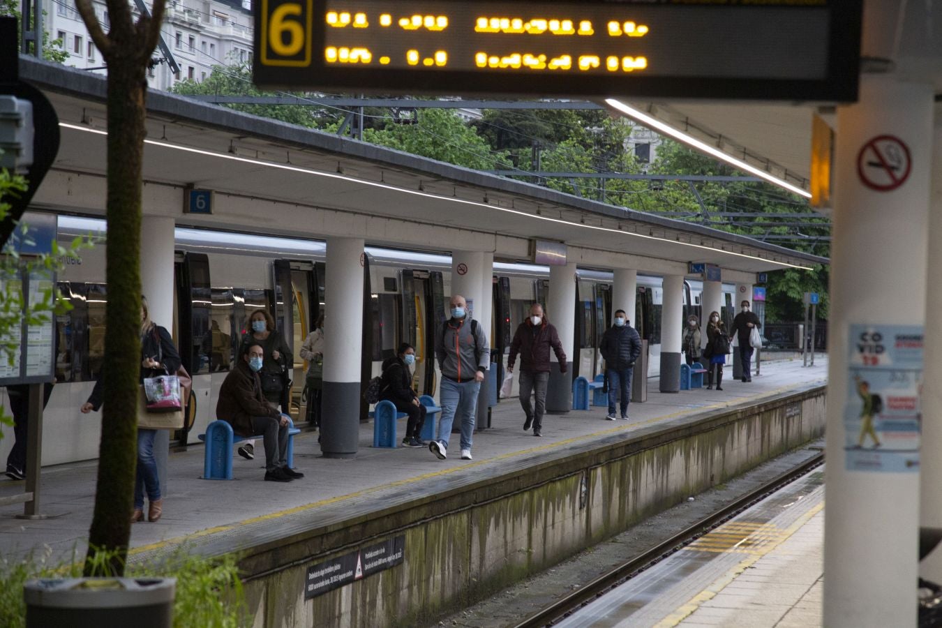 Desde hoy la DYA realizará controles de temperaturas a los usuarios de Euskotren. Esta mañana personal voluntario ha estado trabajando en la estación del Topo de Easo, en Donostia, donde han tomado la temperatura a los viajeros de forma siempre «voluntaria y aleatoria»