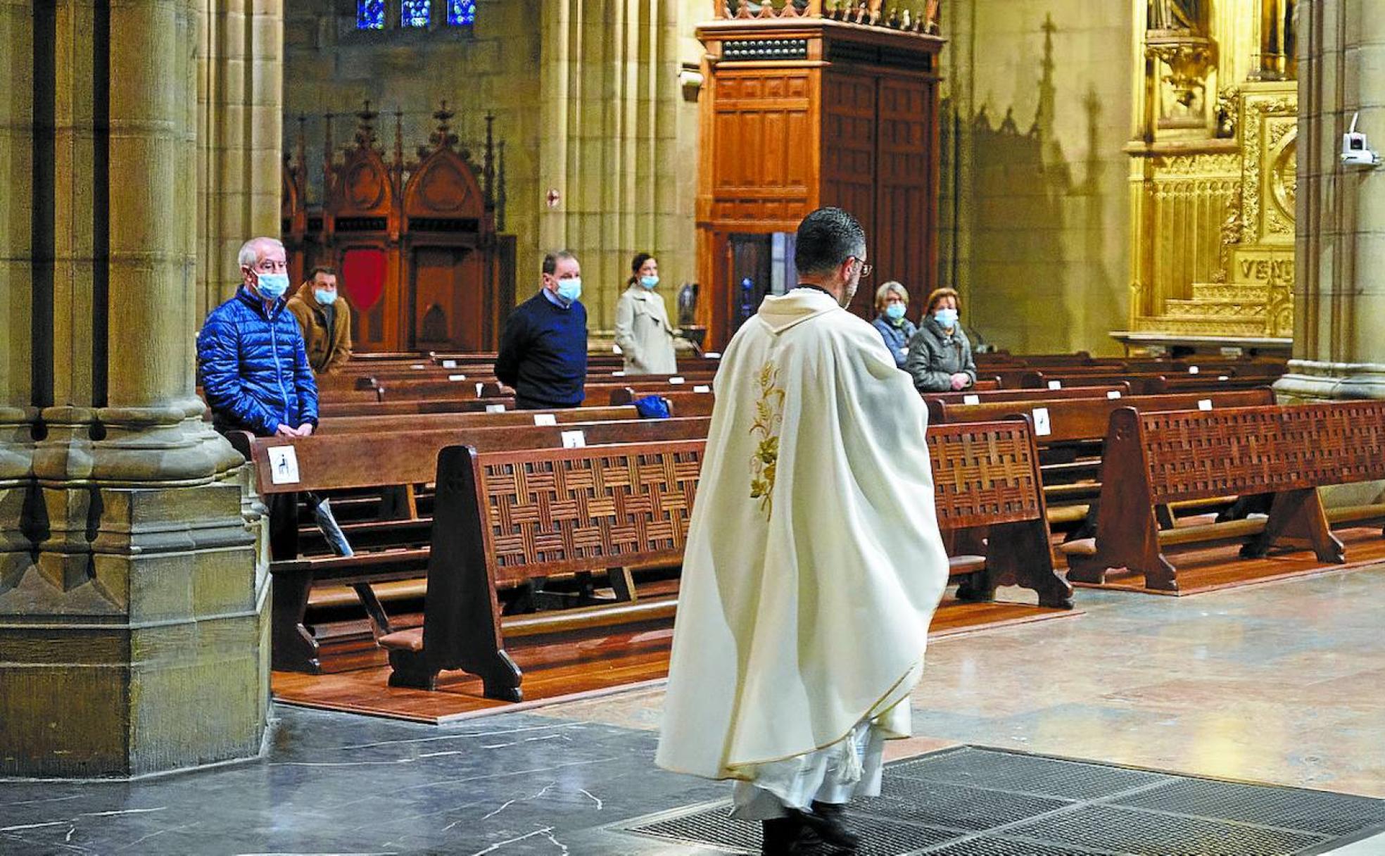 José Ignacio Romero, coadjutor del Buen Pastor de San Sebastián, celebró ayer la primera misa abierta a los fieles. 