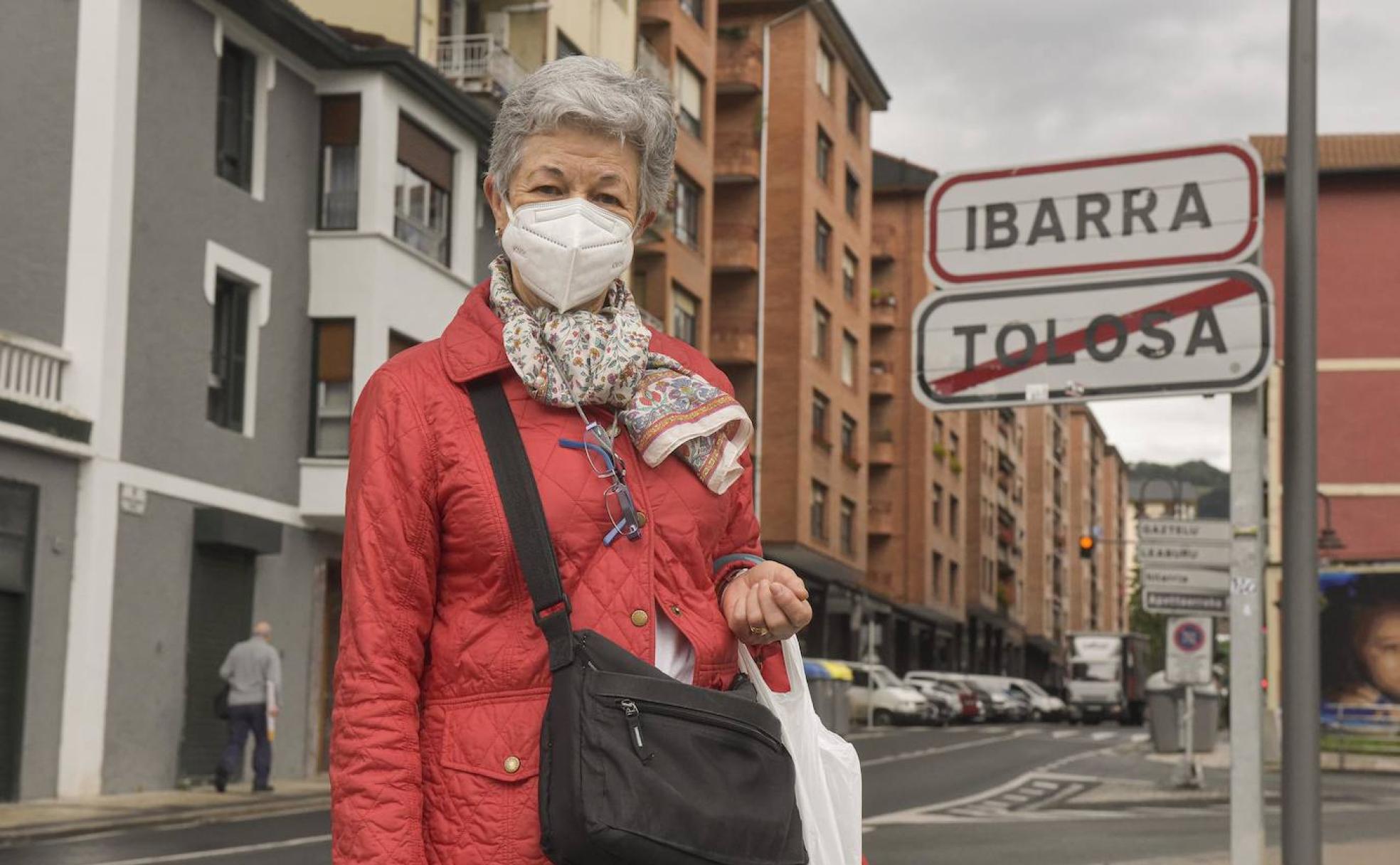 Olvido González vive en Ibarra pero tiene lacostumbre de hacer la compra en Tolosa, algo que desde ayer está formalmente permitido porel Gobierno Vasco.