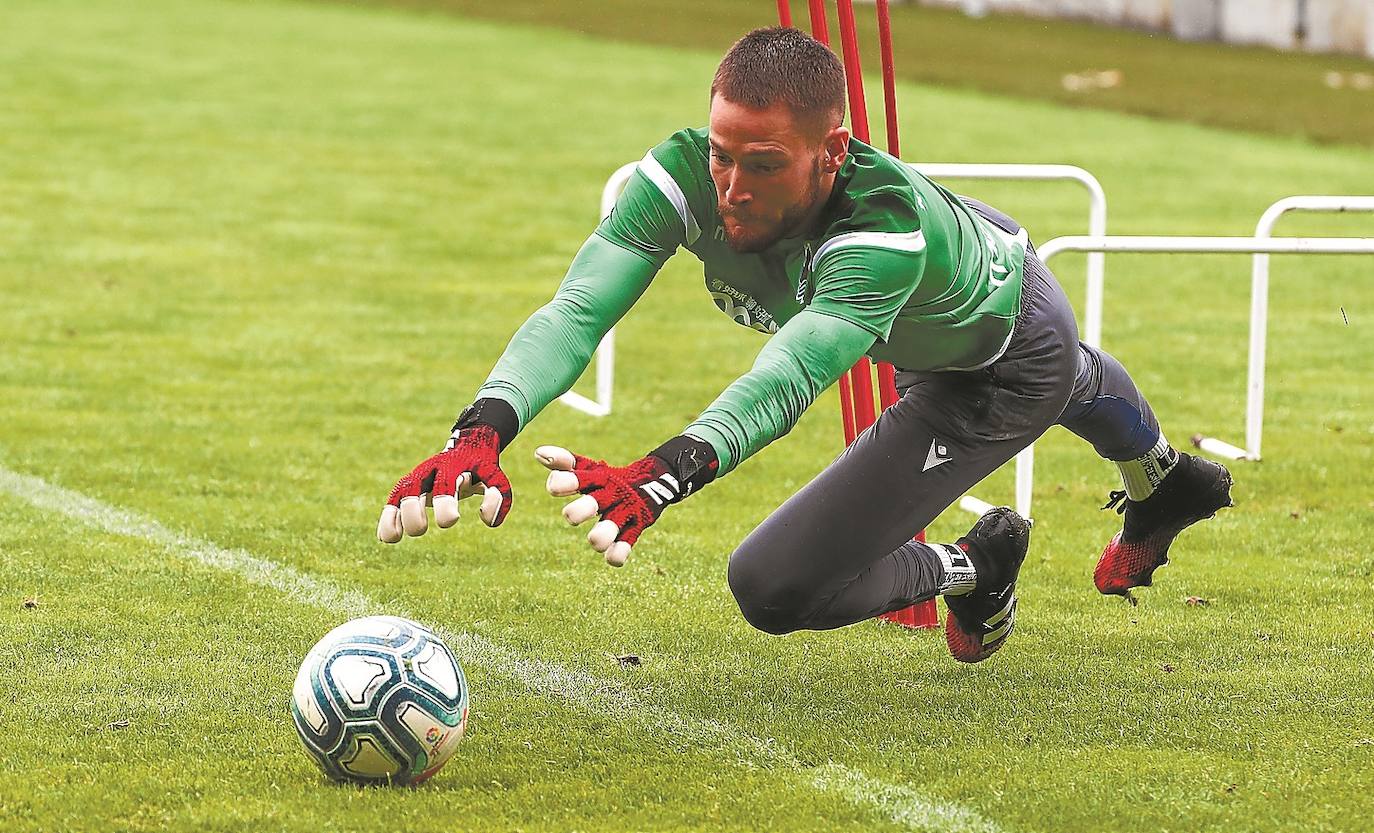 Remiro parando un balón en su primer entrenamiento.