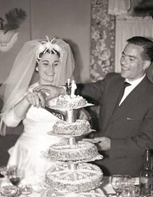 Imagen secundaria 2 - Arriba, en 1933, acudieron las mujeres por primera vez a las urnas; abajo a la izquierda, acta de calificaciones de la Universidad de Oñati; abajo a la derecha, Enrique y su mujer cortando la tarta de bodas (1965). 