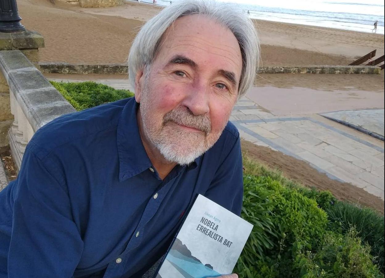 Joxean Agirre, Zarautzen, Argiñanoreneko terrazan. Azalak ere horixe islatze du.