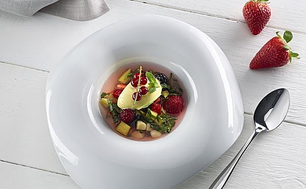 Macedonia fresca de frutas y albahaca