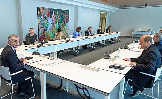 Otegi y Urkullu durante la reunión de partidos del pasado 30 de abril. 