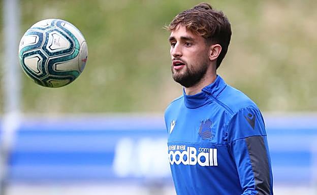 Januzaj se ejercita con balón en Zubieta. 