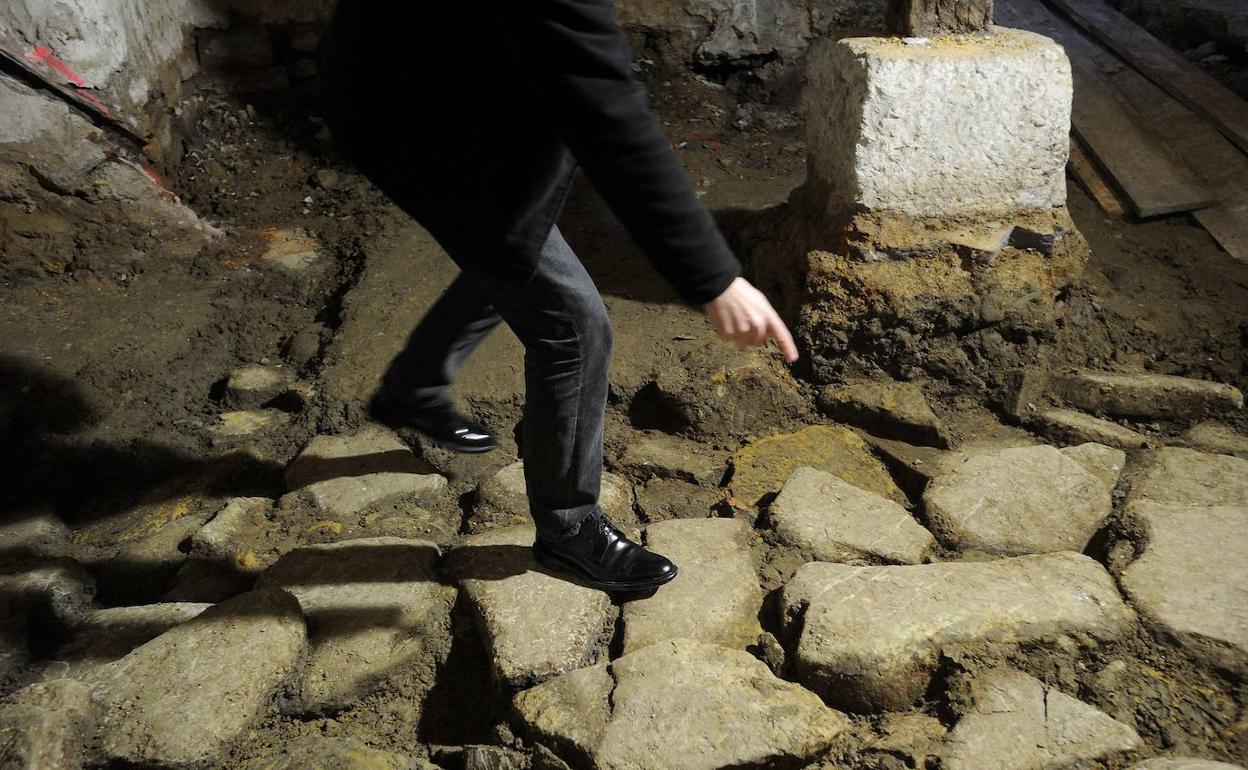 Restos de una vía romana encontrados en una vivienda Getaria el pasado año. 