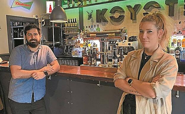 Ekaitz e Itsaso, en la barra de su bar.