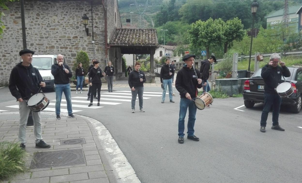 Txistulariek egin zuten atzo kalejira, tarteak ondo zainduz. 