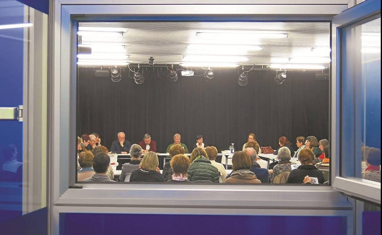 La última tertulia celebrada en la casa de cultura de Aiete antes de la pandemia, el 12 de marzo, sobre 'Leer Lolita en Teherán'. 