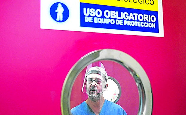 Imagen principal - Así es un laboratorio del Covid-19