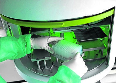 Imagen secundaria 1 - Así es un laboratorio del Covid-19