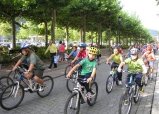 Es obligatorio llevar casco fuera de la ciudad y aconsejable llevarlo puesto siempre.