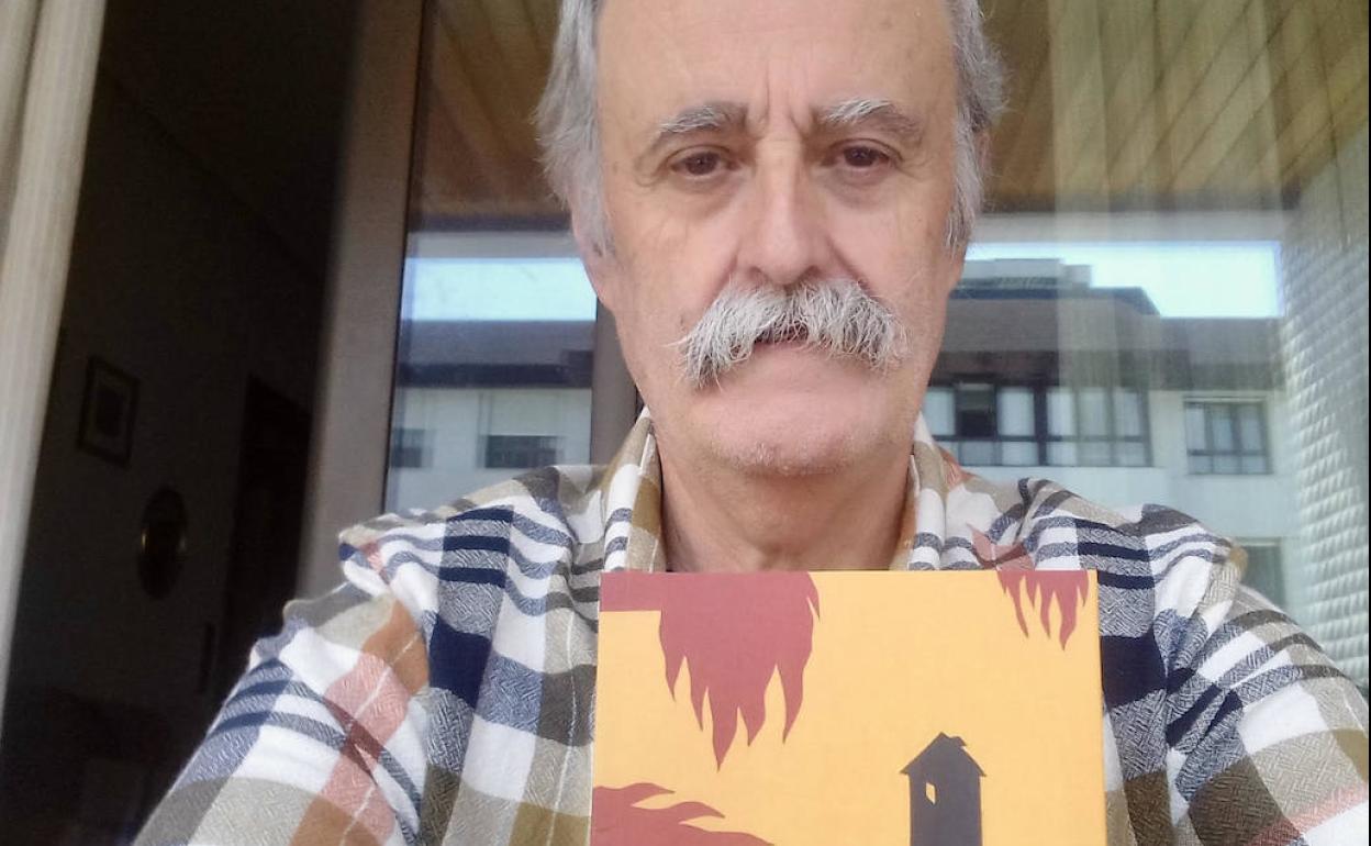 Juan Kruz Igerabide, liburua eskuetan duela