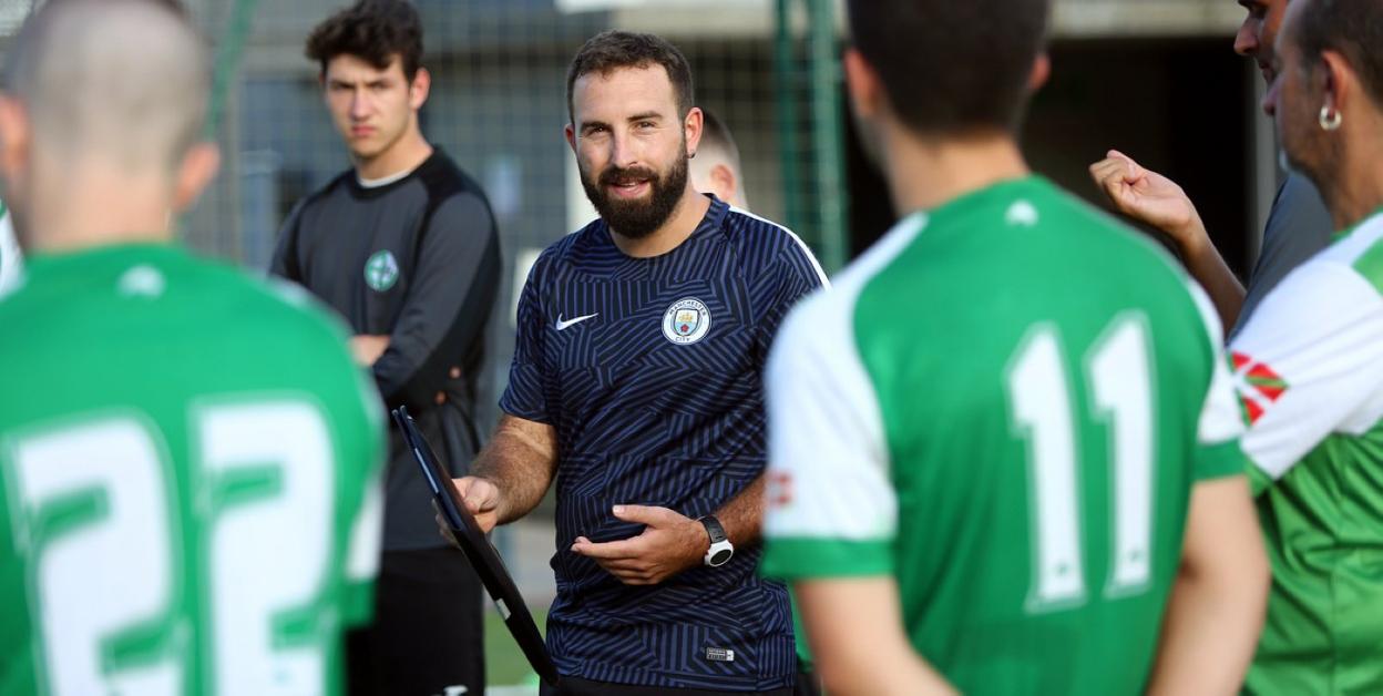 Iñigo Sarasua habla con sus jugadores antes del confinamiento. 