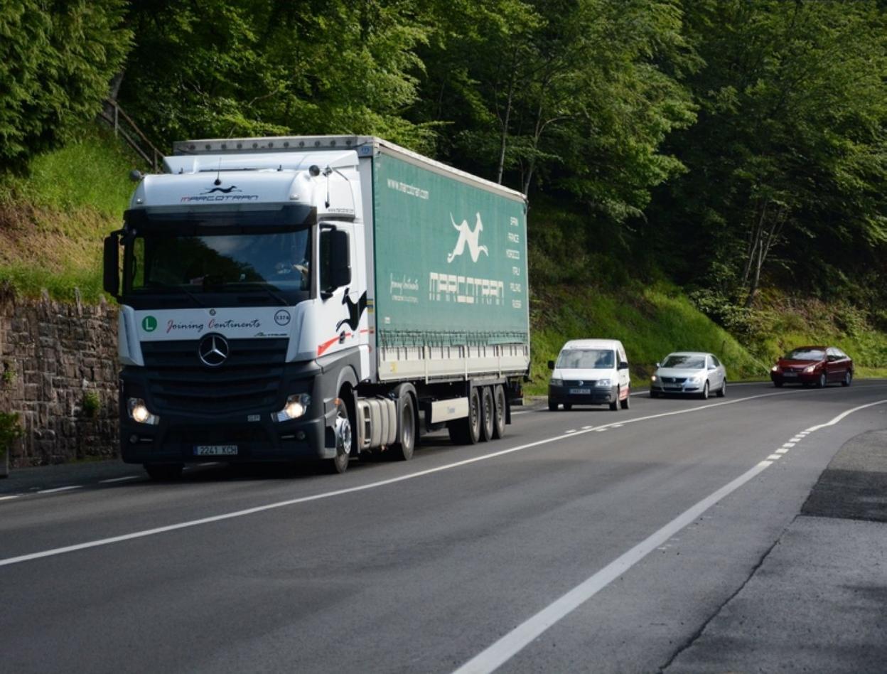 Camiones en la carretera N-121-A. 