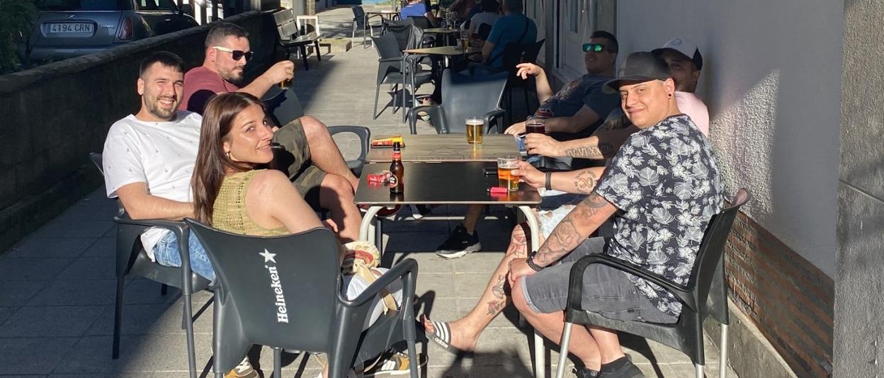 Las terrazas estos días con el buen tiempo están animadas, como la del Bedarreta en la tarde de ayer. 