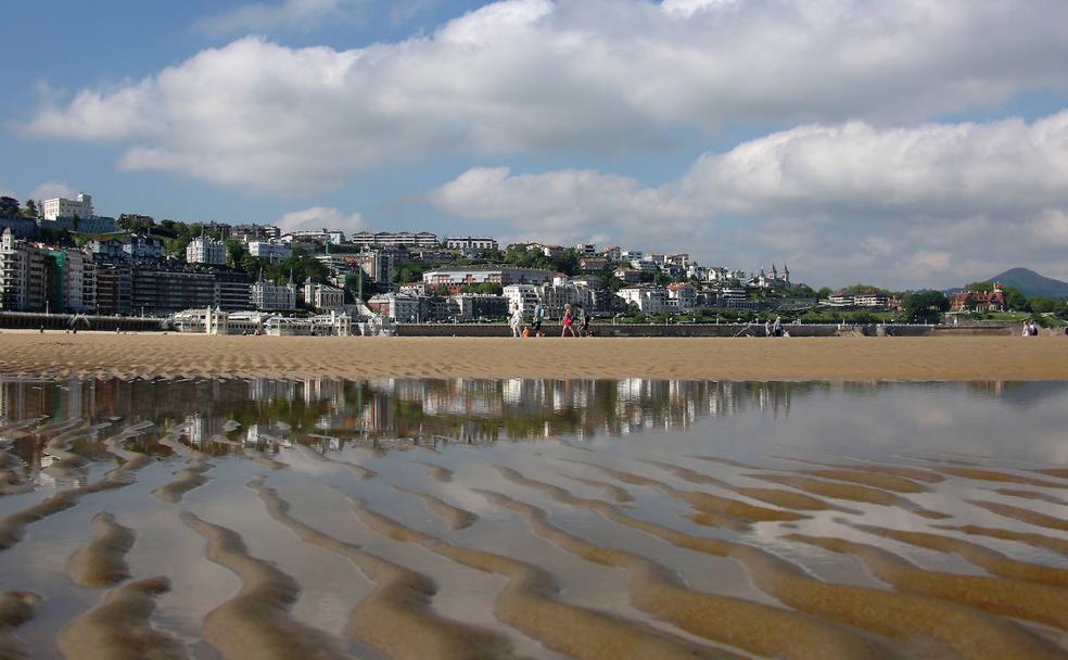 Playa de La Concha de San Sebastián durante una marea baja. 