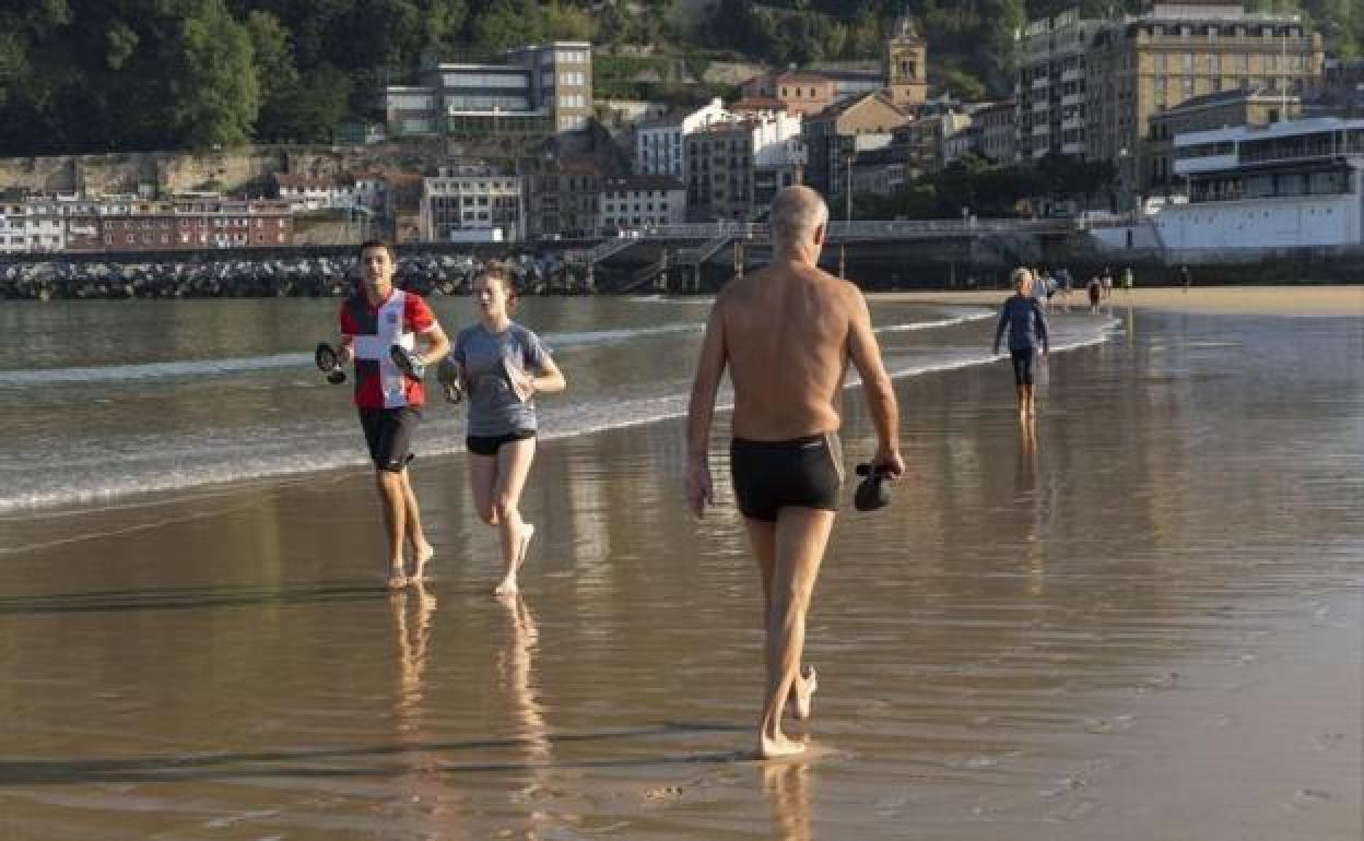Gente en la playa de La Concha. 