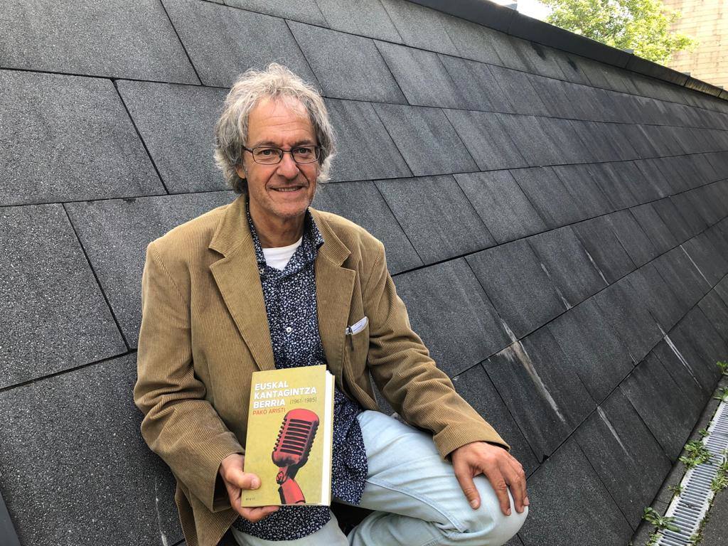 Pako Aristi, orain dela 35 urte argitaratu zuen liburuaren edizio berri eta zuzenduarekin. 