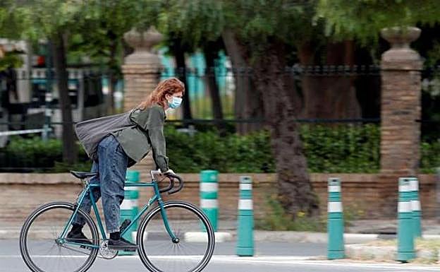 En coche no es obligatorio llevar la mascarilla excepto cuando circulemos con pasajeros con los qu eno convivamos en el mismo domicilio.