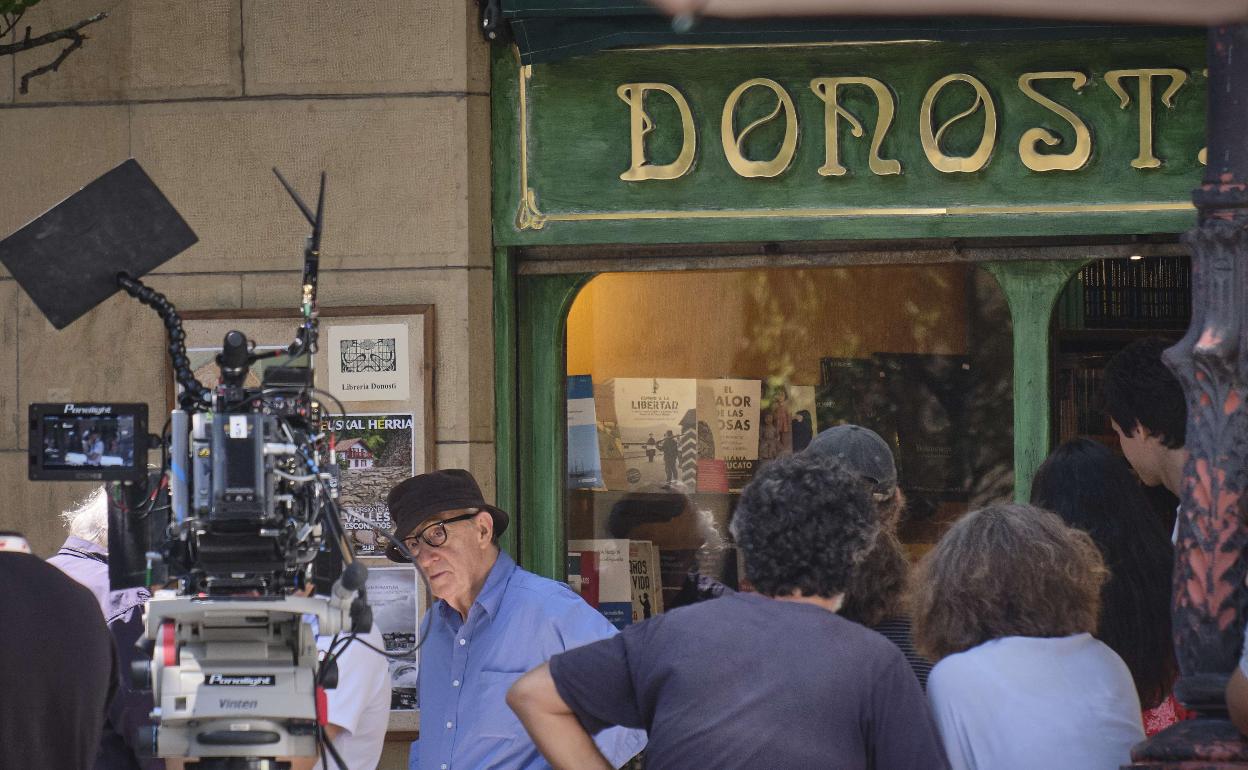 Woody Allen y su equipo en el rodaje de 'Rifkin's Festival' en la librería Donosti el pasado agosto. 