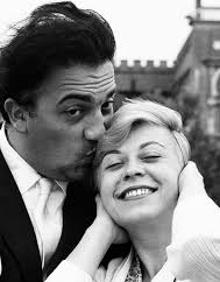 Imagen secundaria 2 - La actriz Giulietta Masina en 'Las noches de Cabiria', 'La Strada' y junto a su marido, el director Federico Fellini.