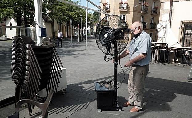 La familia Aguirresarobe abre terraza y comedor mañana en Irun. Entre las novedades, un ventilador con agua y alcohol para la terraza.