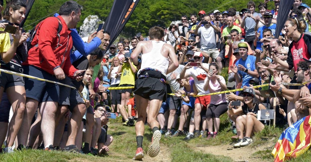 Hoy no se repetirá esta imagen connumerosísimo público en un tramodel circuito de la Zegama-Aizkorri. 