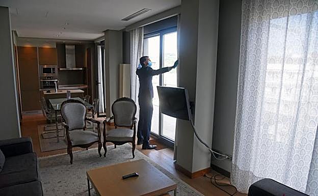 Borja Amillano abre las cortinas de un apartamento turístico.