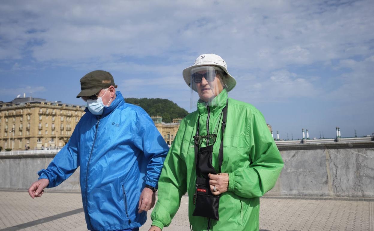 A diferencia de la pantalla, la mascarilla se ajusta perfectamente a boca y nariz. 
