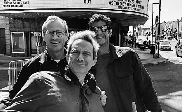 En primer término, Ad-Rock, detrás, Spike Jonze y Mike D.
