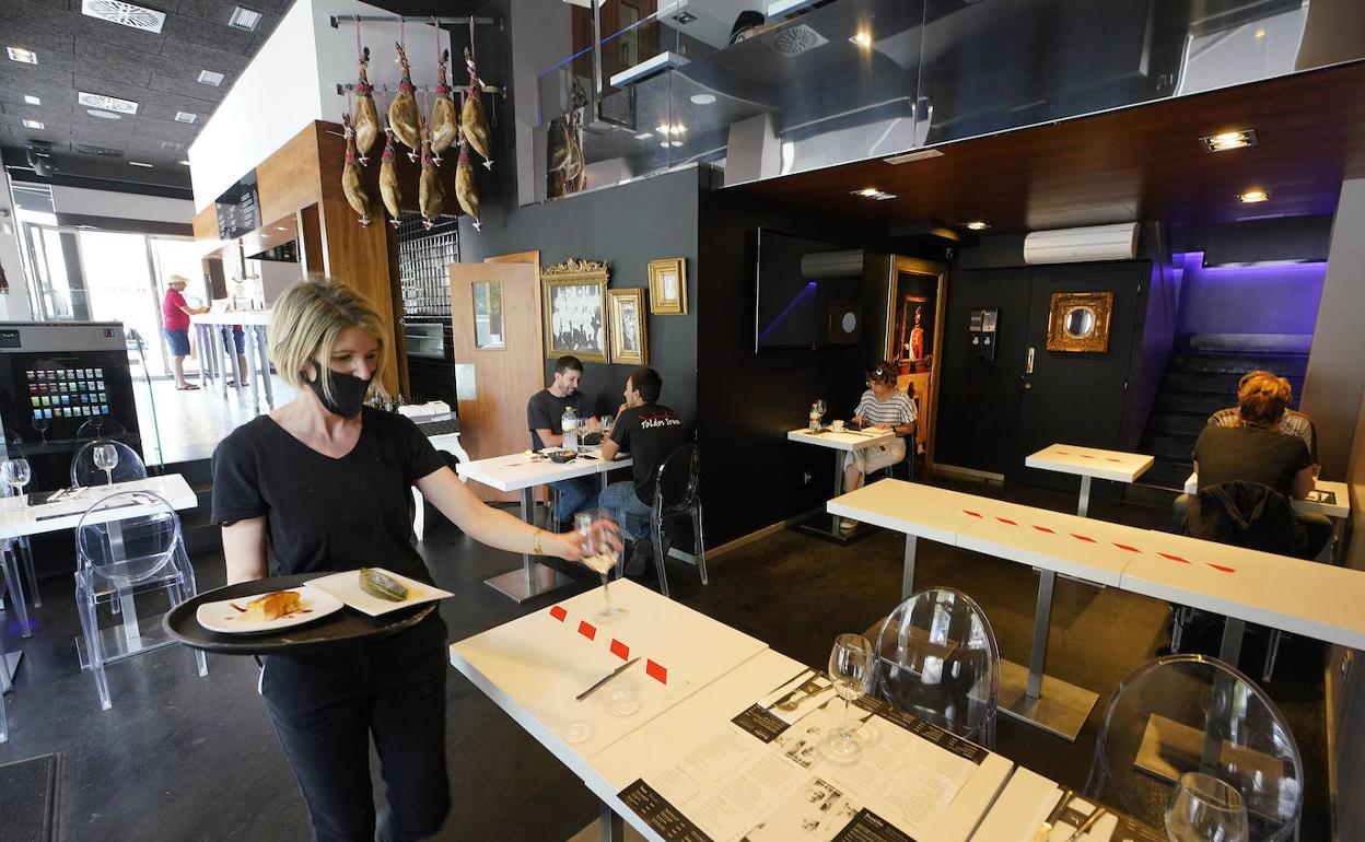 Bares como el Lasarte sumaron las mesas del interior a la terraza que llevan dos semanas atendiendo.