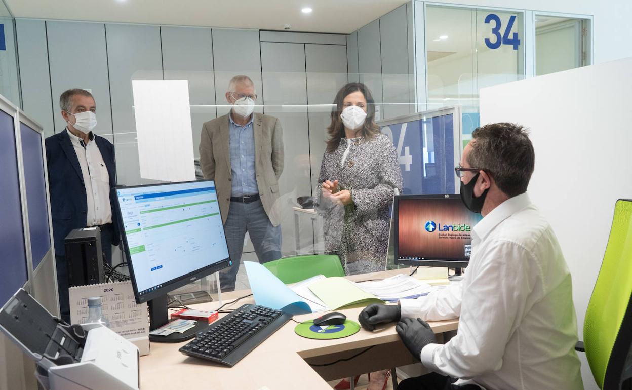 Borja Belandia, en el centro, y Beatriz Artolazabal visitaron ayer la oficina de Lanbide en el barrio Salburua de Vitoria.