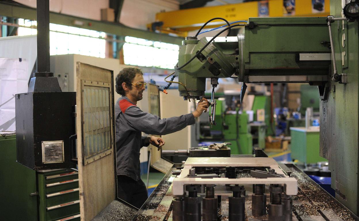 Un trabajador en una planta de componentes para automoción. 