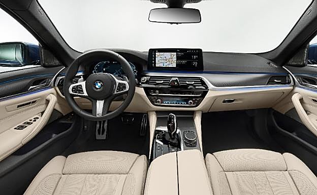 Por dentro varía un poco la disposición de los botones del volante y es más ergonómico en general.