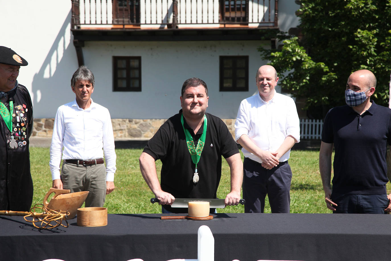 Ordizia ha recuperado este miércoles una nueva edición del Artzain eguna, aunque lo ha hecho con un único acto: la presentación del nuevo queso Idiazabal y el corte del mismo, que cada año realiza un popular personaje. Unai Campo, cocinero del restaurante Porrue de Bilbao y vinculado a la feria de Ordizia, ha sido la figura clave en una edición en la que que representantes del Gobierno Vasco y de la Diputación Foral de Gipuzkoa han seguido de forma telemática. No se ha podido celebrar, sin embargo, el tradicional paso de ovejas por el centro del pueblo