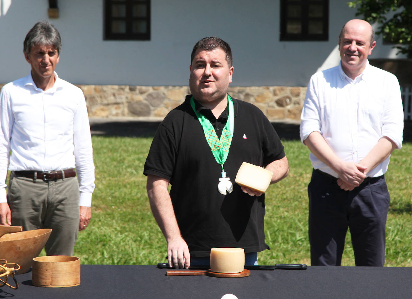 Ordizia ha recuperado este miércoles una nueva edición del Artzain eguna, aunque lo ha hecho con un único acto: la presentación del nuevo queso Idiazabal y el corte del mismo, que cada año realiza un popular personaje. Unai Campo, cocinero del restaurante Porrue de Bilbao y vinculado a la feria de Ordizia, ha sido la figura clave en una edición en la que que representantes del Gobierno Vasco y de la Diputación Foral de Gipuzkoa han seguido de forma telemática. No se ha podido celebrar, sin embargo, el tradicional paso de ovejas por el centro del pueblo